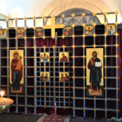 Ikonostas (2009) ritad av arkitekt Jacob Hidemark, ikoner av Marja-Liisa Alm/Ikonostaasi (2009): arkkitehti Jacob Hidemark, ikonit Marja-Liisa Alm.